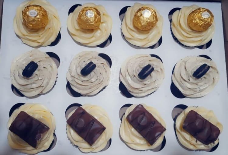 Nice boxes, for muffins and large cupcakes…I bought these to transport 2 dozen cupcakes. The box was very easy to put together and sturdy. The finger slot made it easy to remove without having ur fingers touching frosting.