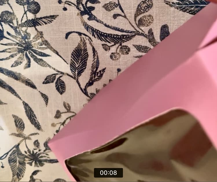 Lid hinge is stiff and can’t be creased before popping open so you need to stick your hand in to pop it out. Even then it’s not fully flat on top