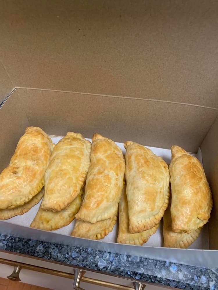 This box fits my hand pies perfectly, I can fit up to 10 or more! It was easy to assemble and has nice sturdy material, I would definitely recommend them. I usually add some parchment paper to line the bottom to prevent grease marks from hot baked food. These would be perfect for donuts and other pastries too!